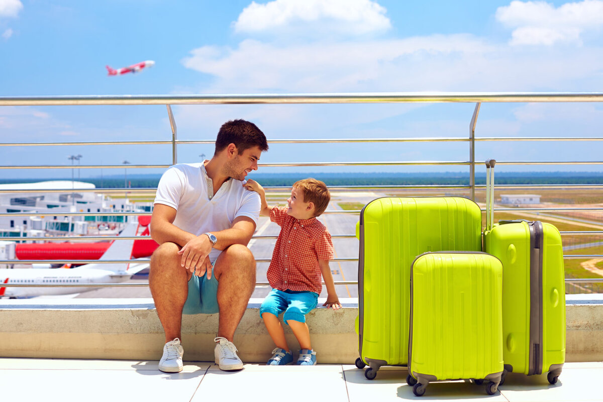 Жить заграницей. Семья в отпуске. Путешествие с детьми. Семья с чемоданами. Дети путешествуют.
