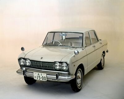Второе поколение Nissan Skyline (II)

S 50 - Серия E
Prince Skyline S50-E появилась в 1963 и собиралась до 1968 в двух видах: седан (S50) и универсал (W50). Использовался новый, 4-цилиндровый двигатель G1, ёмкостью 1484 куб.см. и мощностью 70 л.с. По сравнению со своим предшественником имел более угловатую форму. S50 оснащался 4-мя круглыми габаритными огнями. Это стало «фирменным» знаком Skyline, который оставался неизменным для многих его поколений плоть до серии R34. Эта серия уже оснащалась двумя большими круглыми стоп-сигналами и двумя поворотными огнями размером поменьше.




1963 1500Deluxe S50D


Автомобиль выпускался в двух вариантах – с 3-х ступенчатой коробкой передач и более спортивной 4-х ступенчатой. Последняя версия оснащалась спортивными креслами, чтобы подчеркнуть свой спортивный характер, тогда как версия с 3-мя передачами имела единственное - спереди. В 1967, серия S50 была заменена серией S57, которая оснащалась новым двигателем G15: объём 1483 куб.см., 4-цилиндра, мощность - 88л.с. Это был самый мощный двигатель в Японии того времени.
