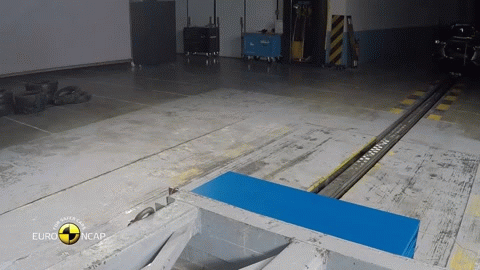 Первым был DS3 Crossback, получивший 4 звезды и 87%. Но, уже с пакетом дополнительных систем безопасности автомобиль получил 5 звезд и 96%.