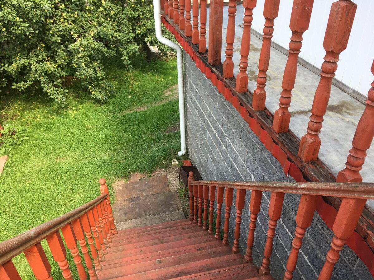 На мансарду нужно подниматься по лестнице