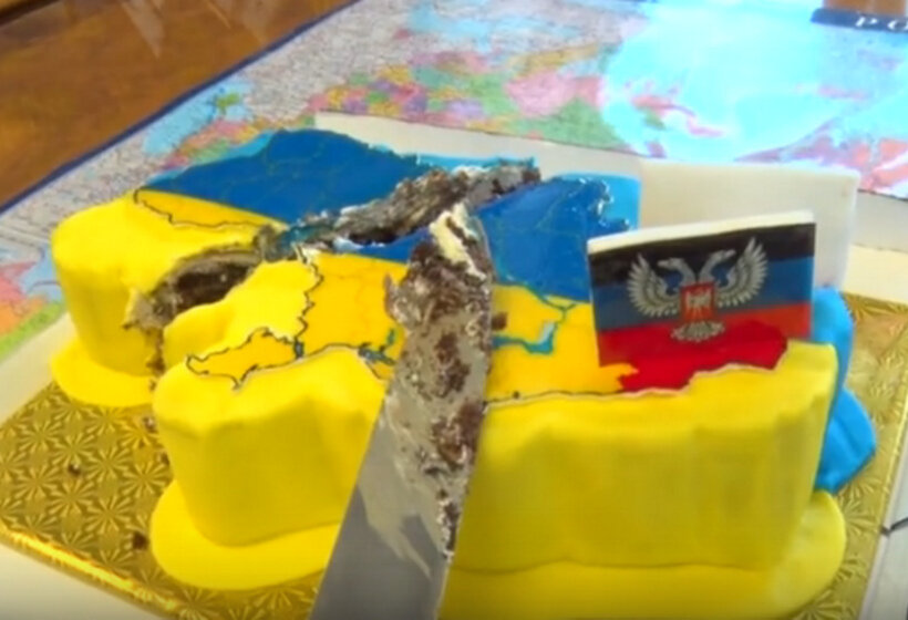 Разрезанный торт в форме Украины                     Фото 9111.ru