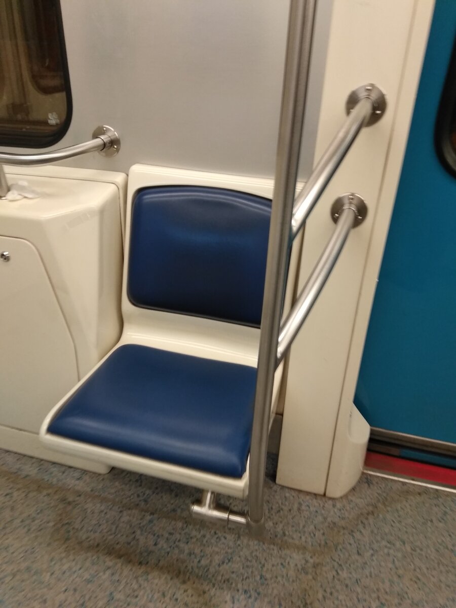 Поручни у кресел.