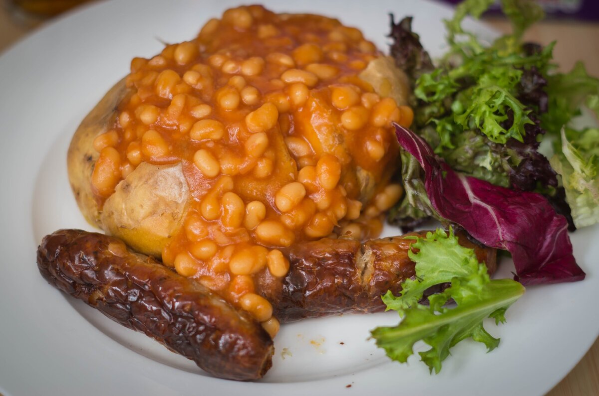 Картошка с фасолью и сосисками из "Обеда бомжа" на моём основном канале