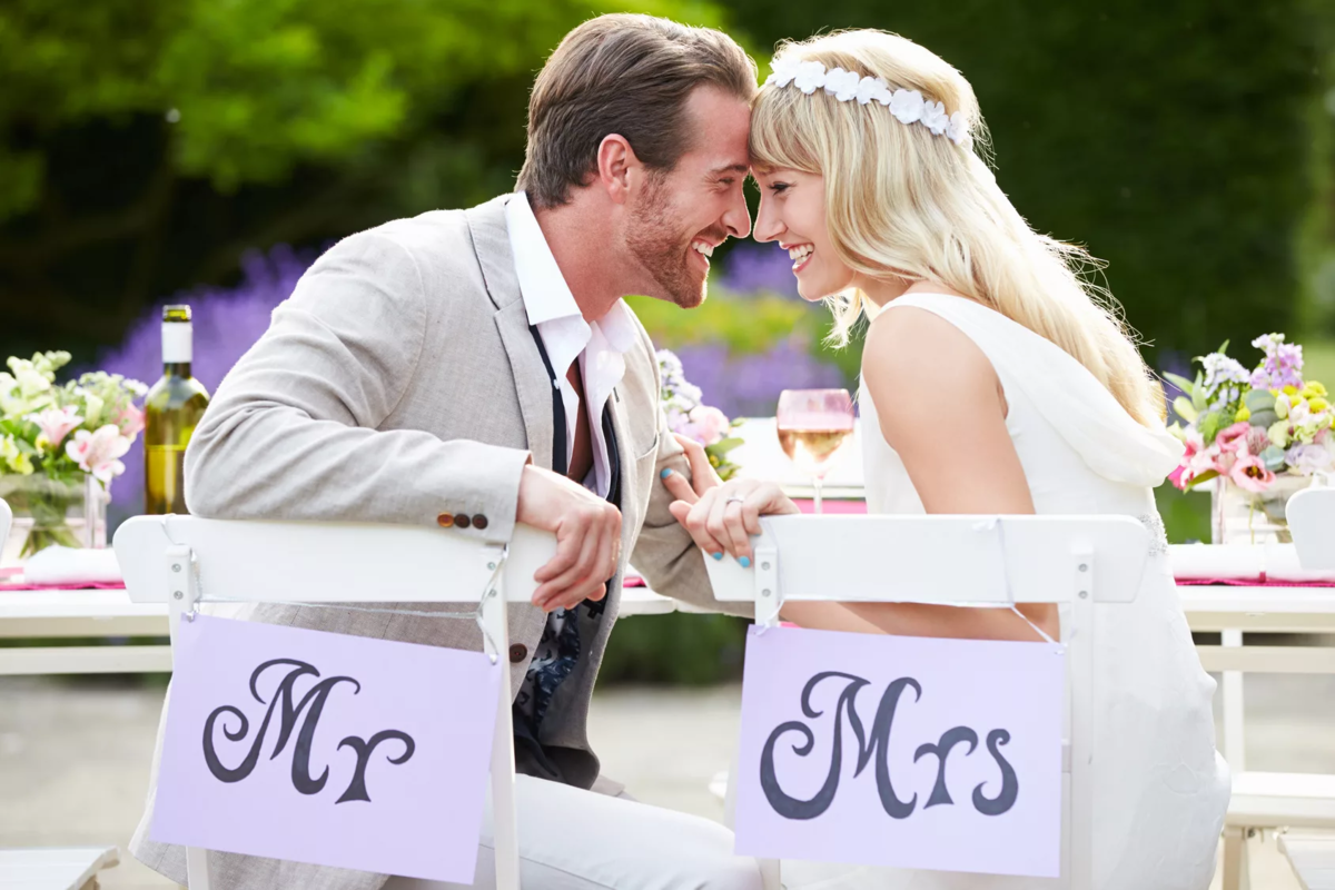 Порно видео Невестелижут на свадьбе под столом. Смотреть Невестелижут на свадьбе под столом онлайн