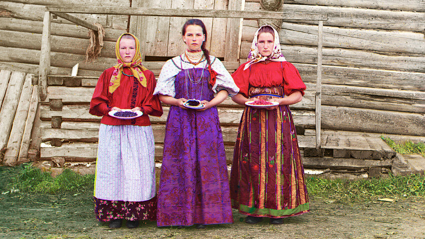 Молодые русские крестьянки недалеко от реки Шексна. 1909. (с) Prokudin-Gorsky Collection/Library of Congress 