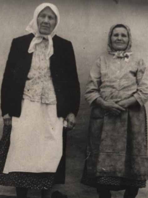 Ефросиния слева со своей свахой Софией Сыроватской. Фото из семейного архива автора