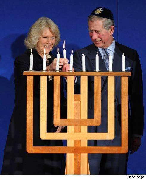 Принц Чарльз с супругой Камиллой Боулз зажигают свечи на еврейском празднике Хануки 2016 года.