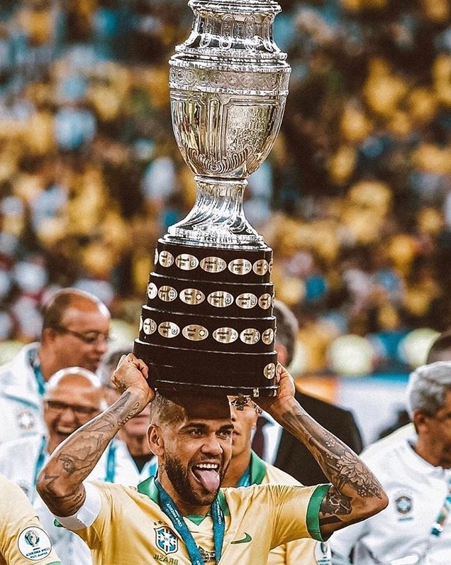 Дани Алвес с сороковым по счёту трофеем - Кубок Америки 2019