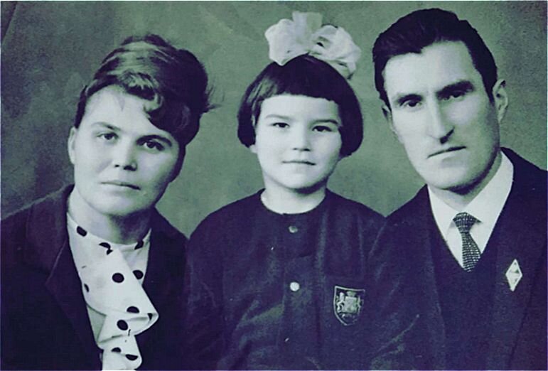 Алла Николаевна и Геннадий Михайлович со старшей дочерью Олей