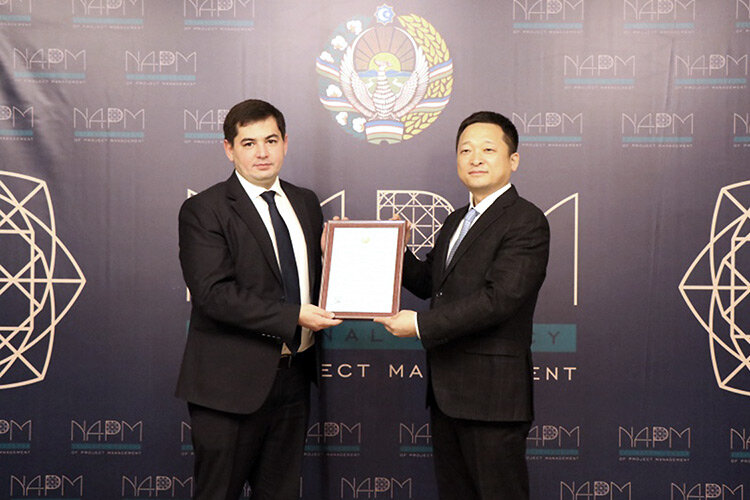 Представителю Kobea Group вручают лицензию. Фото с сайта Napm.uz