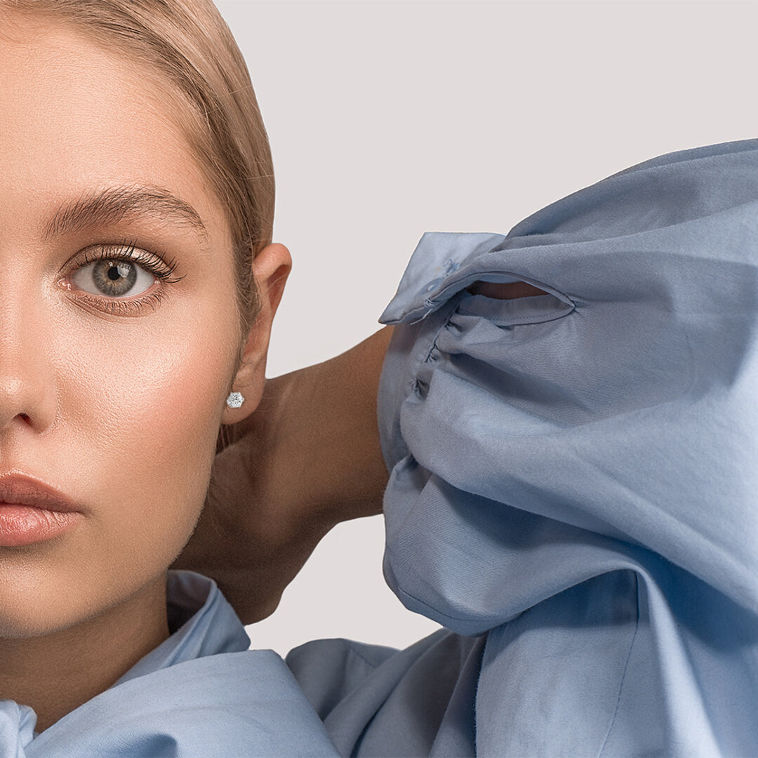 На фото серьги-пуссеты с бриллиантом.