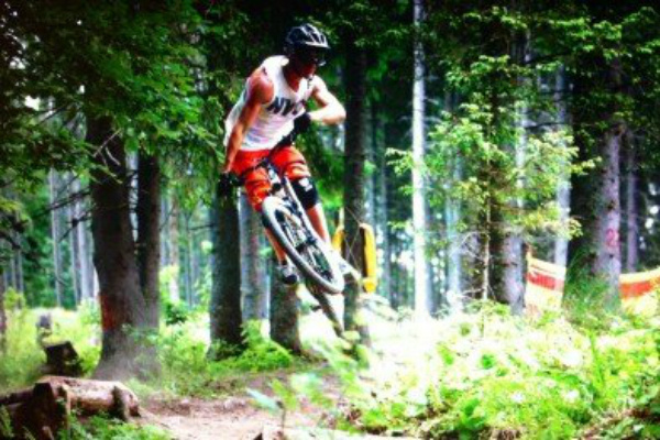 Валентин Попов на трассе по Даунхиллу