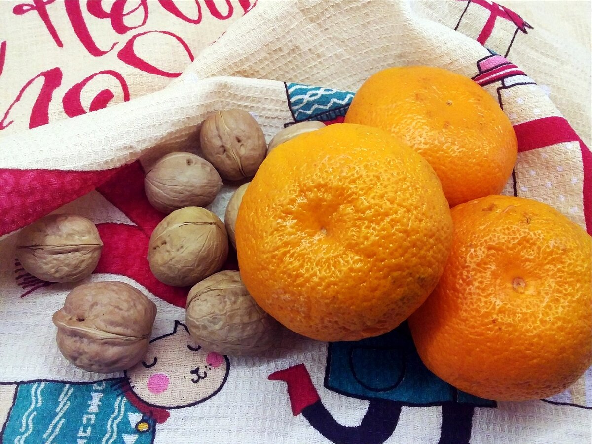 Всё, что осталось после праздника от килограмма орехов и двух пакетов мандаринок :)