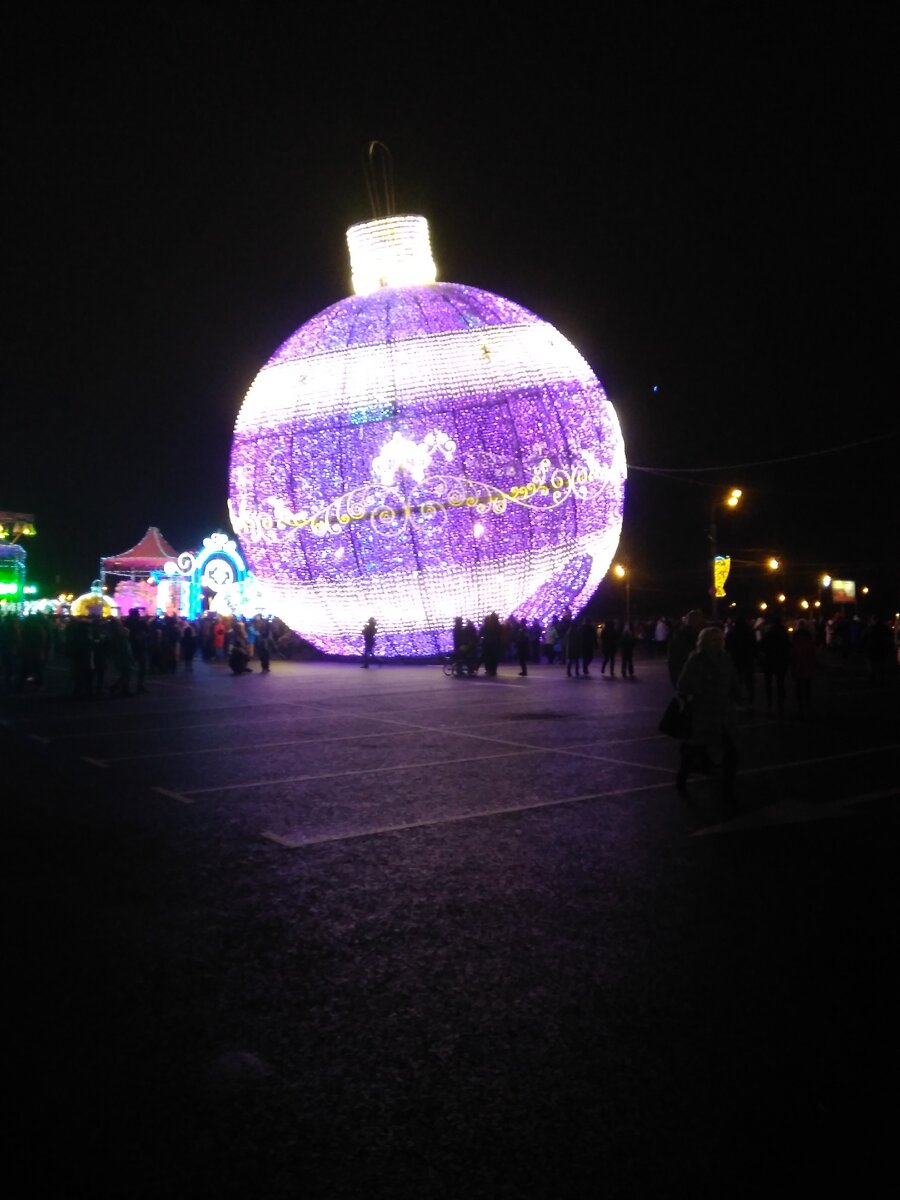 Огромный светящийся новогодний шар перед входом на фестиваль. Фото автора канала