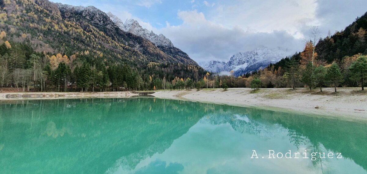 Озеро Ясна (jezero Jasna), расположенное в 10 минутах ходьбы от нашего дома. 