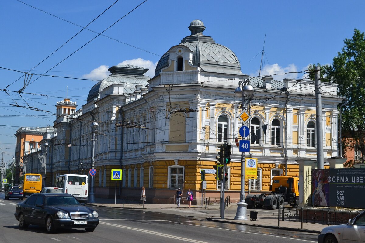 Дореволюционный особняк (см. галерею)