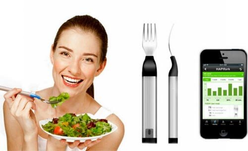 2. Тарелка, которая говорит и вилка, которая следит!  Позитивный дуэт, который состоит из говорящей тарелки (она отслеживает  количество съеденного и контролирует скорость приема пищи, если что-то  будет не по правилам – тарелка вам даст сигнал!) и вилки (она выполняет  аналогичные действия, что и тарелка плюс к этому, если данный гаджет  подсоединить к смартфону, приложение обработает полученные данные и  отправит их производителю, который в свою очередь пришлет вам  рекомендации по пищевому поведению). Данный комплект не только полезен  для фигуры, но и для заряда позитивом!