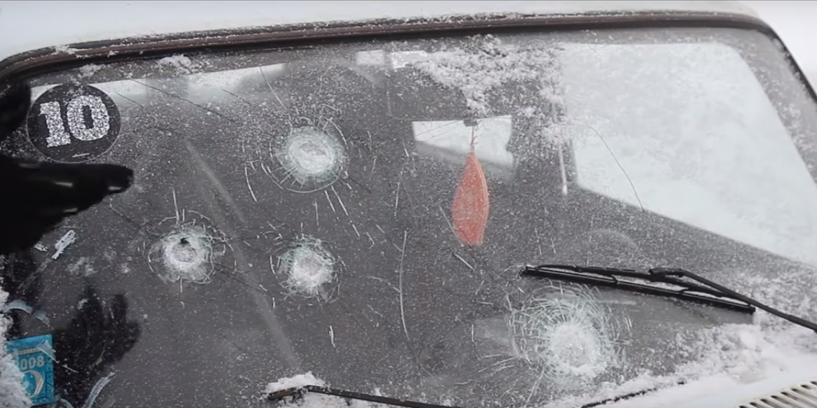 Реальный тест! Что будет если стрелять в бензобак автомобиля и в ДВС ...