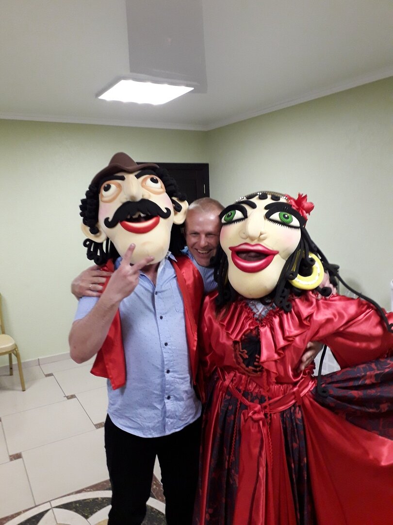 Дорогие мама и папа!!
У меня все хорошо, надеюсь у вас тоже. Передайте моим братьям, что служить в морской пехоте по контракту намного интереснее, чем у нас в деревне. Пусть скорее идут служить.
Подъем тут не 4, а в 6 утра. Сначала было тяжело, но мне уже почти нравится вставать так поздно. Скажите Сашке и Кольке, что перед завтраком тут надо просто заправить койку и навести порядок - не надо кормить скотину, колоть дрова, разжигать печку, носить воду, готовить еду. Тут есть горячая вода.
На завтрак дают много вкусного - сок, каша, масло, тушенка - но нет нормальной еды - каши с маслом и настоящего молока, поэтому не всегда наедаюсь. Но всегда можно сесть между двух городских парней, которые пьют только кофе. Их порций и моей вполне хватает до обеда. Поэтому городские такие слабаки!
А еще бывают "марш-броски". Сержант говорит, что это для тренировки. Раз он так считает, то я не возражаю. "Марш-бросок" - это примерно как у нас от дома до магазина, но эти броски раз в неделю, а не так ты мама меня посылала в магазин каждый день. После этого городские парни падают со стертыми ногами, и нас везут назад в грузовике. Местность тут неплохая, но слишком ровная.
Сержант - это примерно как учитель в школе, иногда ворчит. Капитан - директор школы. Майоры и полковники, как председатель в сельсовете, бухают, а в свободное от синьки время в основном заняты своими делами и нас не трогают.
Сашка и Колька умрут со смеху, но я тут лучший стрелок. Не знаю почему - мишени размером почти как волк, но не бегают и навскидку стрелять не надо. Все что надо сделать - лечь на плащпалатку поудобнее и выстрелить! Не надо даже набивать патроны порохом и дробью - их привозят уже готовые. Каждый месяц дают деньги, называют зарплатой по контракту. В месяц дают, как в селе за 4 месяца. А ещё тут есть магазин и пряники в нём свежие и их не надо размачивать а колбаса оказывается на цвет розовая, а не зеленая. 
Пусть Сашка и Колька поторопятся, пока никто не знает какая тут халява!
P.S. Кстати - посылаю вам 50000 руб. на ремонт сарая и мамке на зубы.
Ваша дочь Галина.
