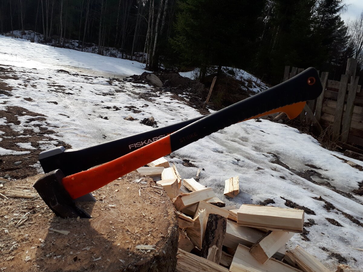 Два моих колуна. Тот, что поближе, служит несколько лет.