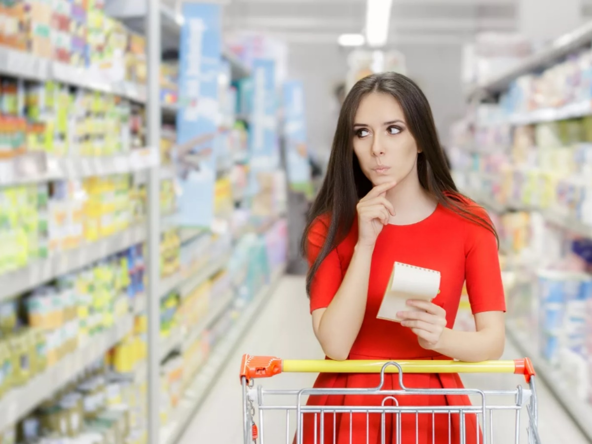 Девушка в супермаркете. Иди покупай магазин. Люди в супермаркете. Иди покупай магазин. Покупатель в магазине.