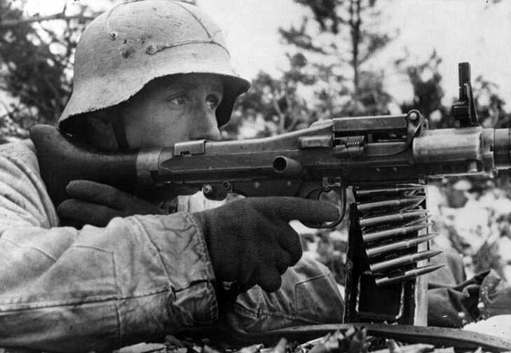 MG-42 в руках германского солдата под Мурманском