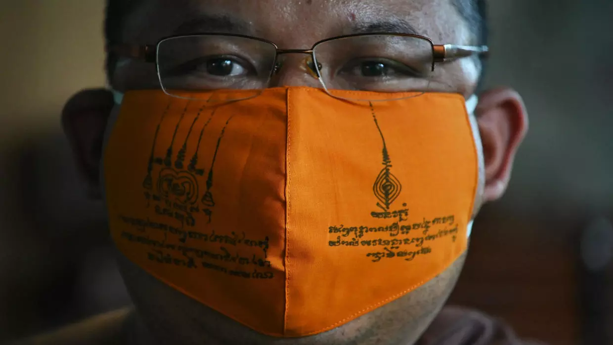 Маску карантин. Оранжевая маска. Таиланд в масках. Монах в карантине. Маска из бутылки.