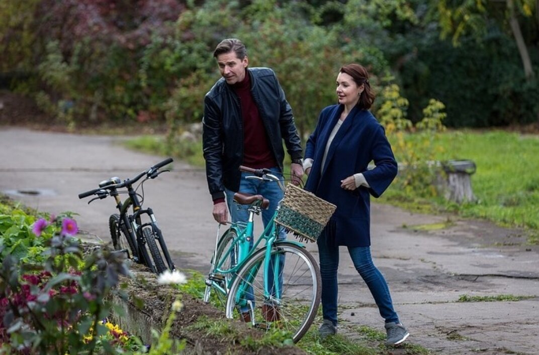 Счастье в подарок сериал кадры. 2020 подари мне счастье. Цветы в ладонях. 2020 подари мне счастье. 2020 подари мне счастье.