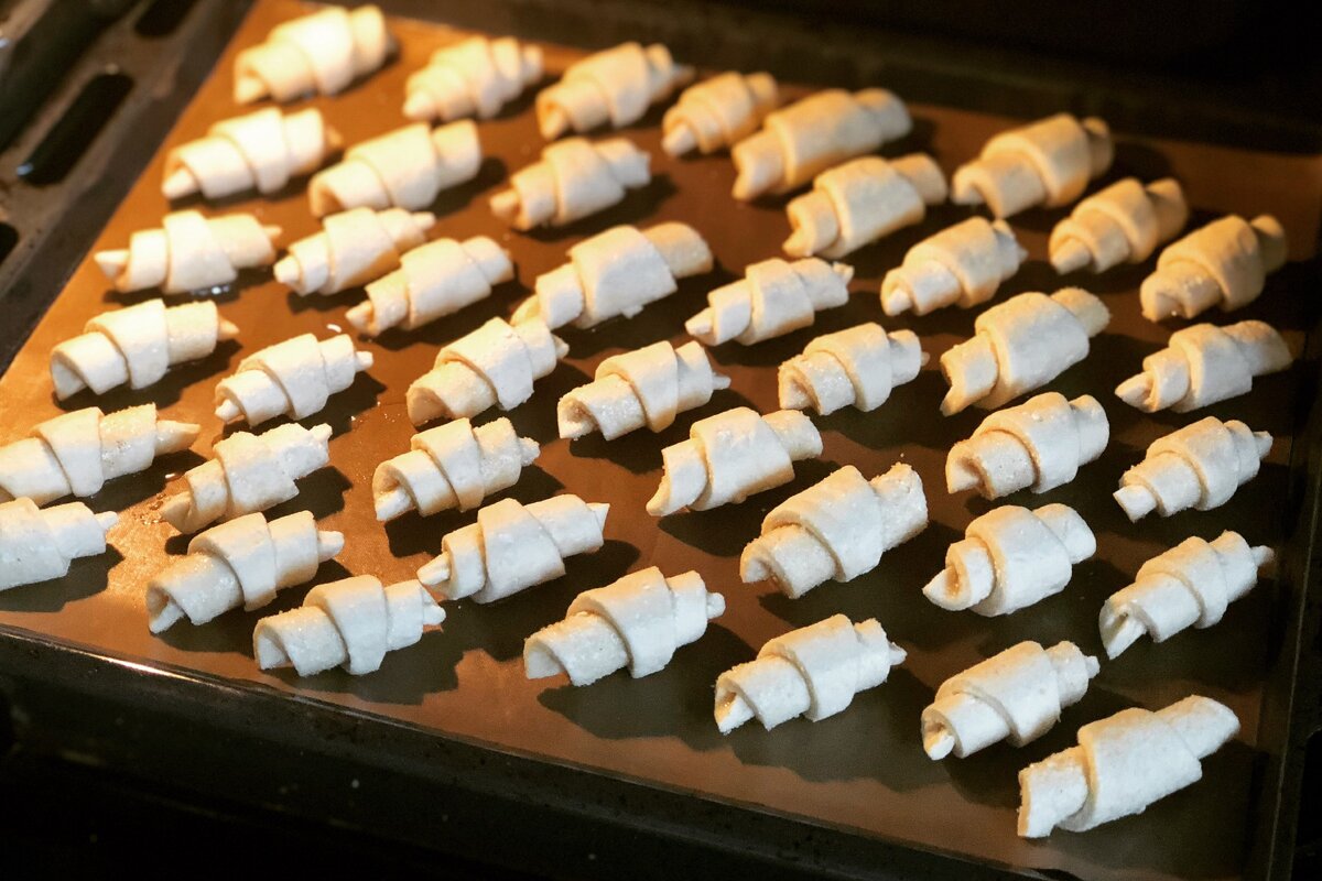 Творожные рогалики готовы к выпеканию