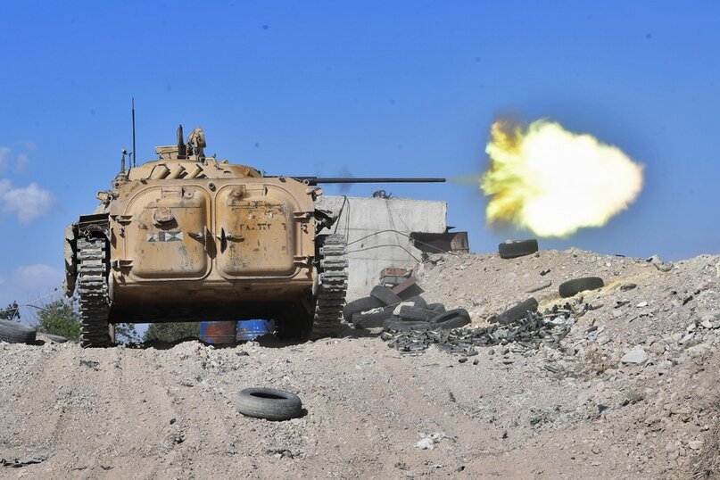 БМП-2 ведет огонь из-за насыпи, Сирия