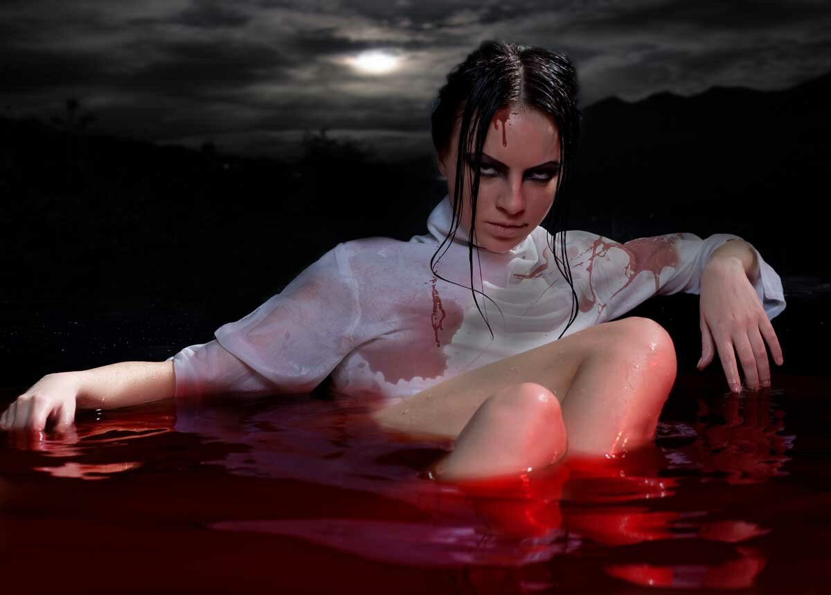 Девушка в кровавой ванне.
