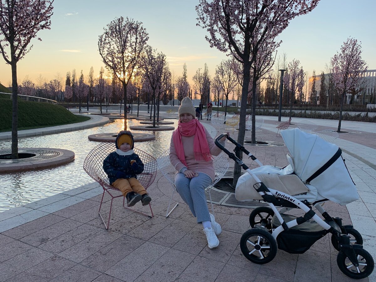 Листайте вправо,разница между двумя фото буквально несколько дней, а температура и количество одежды меняются радикально