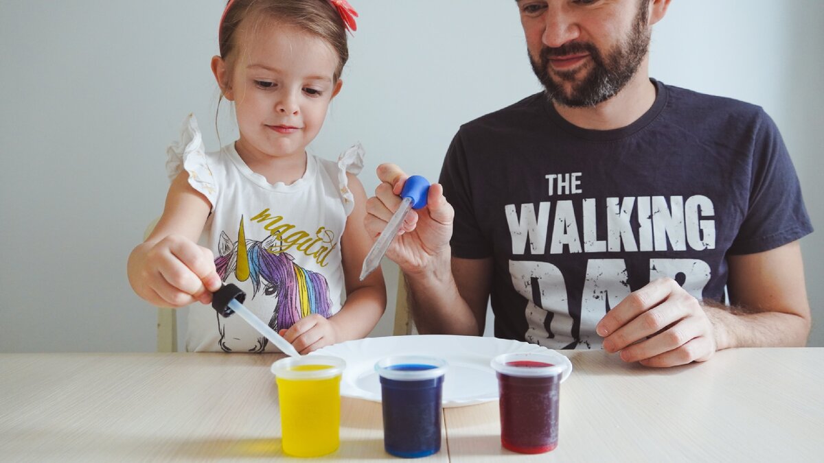 Смешные папы с детьми. Родители купают ребенка. Смешное про детей и родителей. Домашние эксперименты для детей. Креативный папа.