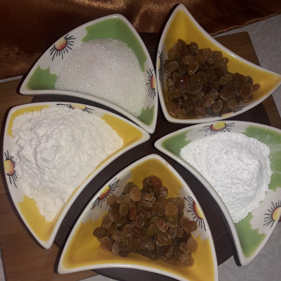 Мука, изюм, сахарный песок, сахарная пудра.