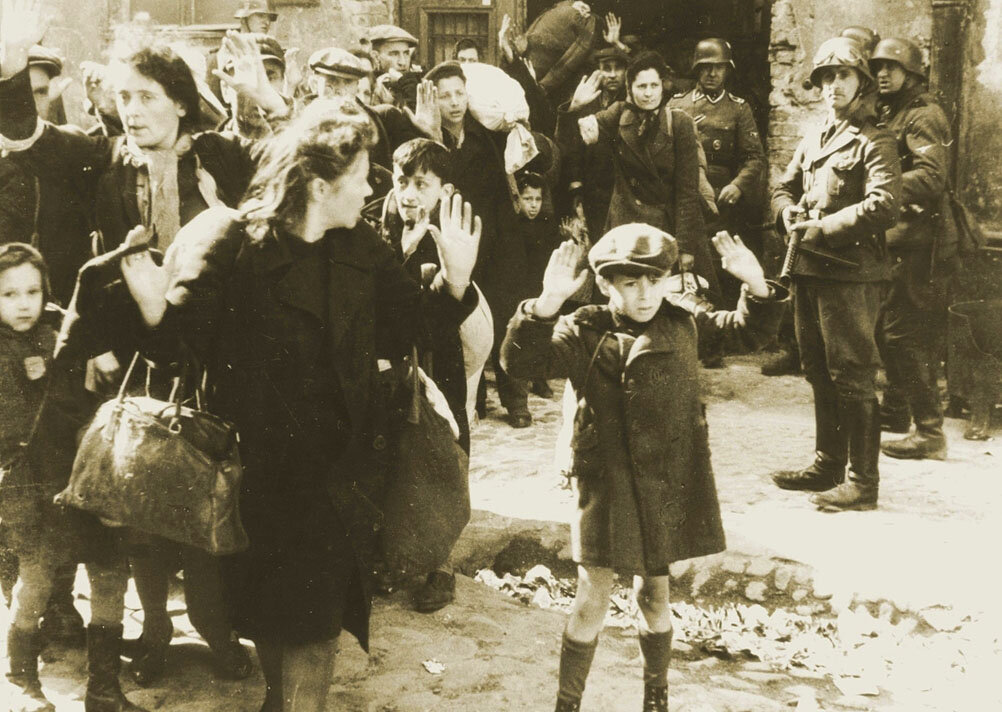 Немцы перегоняют людей