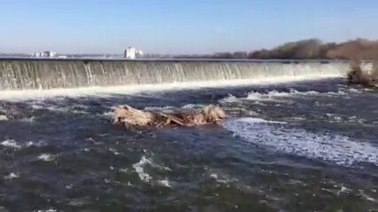 Бросаем поисковый магнит на плотине водохранилища, в надежде на хорошие находки.