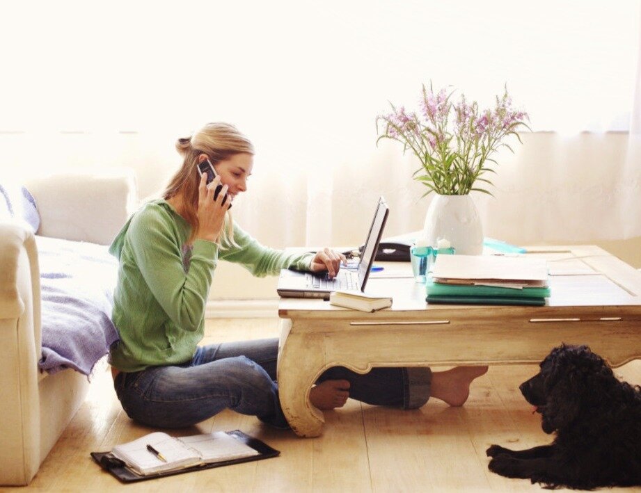 Вот примерно так сейчас выглядит удаленная работа. Только без телефона-раскладушки