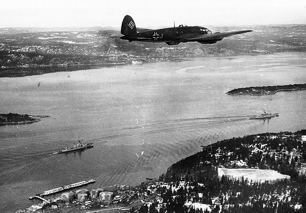 Самолет над Мурманском. Военный самолет 1940. Налёт фашистских самолётов. Немецкая Авиация 1940.