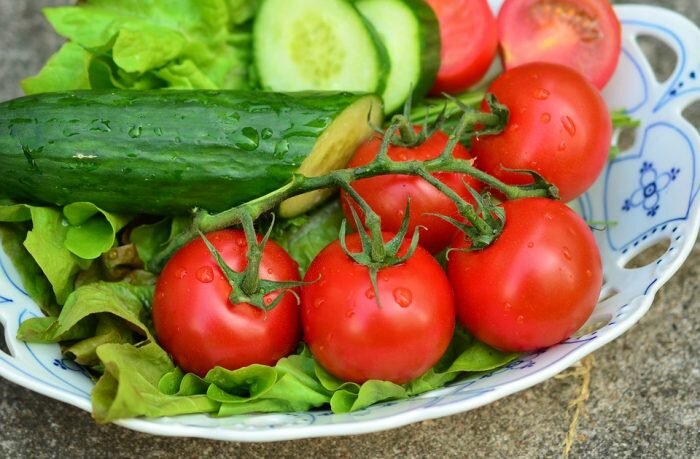 Спорный микс: 4 мифа о вреде салата из огурцов и помидоров