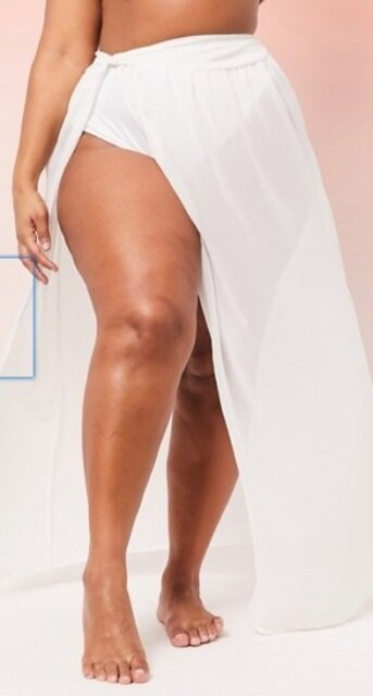 Полная женщина в белой юбке с разрезом