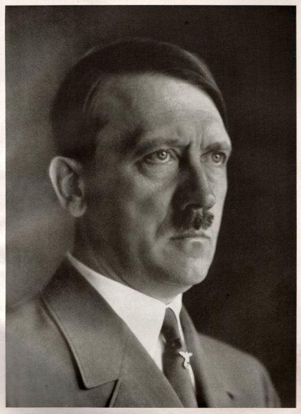 https://st2.depositphotos.com/4760391/10082/i/450/depositphotos_100824570-stock-photo-studio-portrait-of-adolf-hitler.jpg