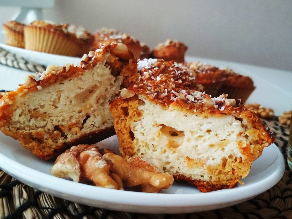 Морковный кекс без сахара. Морковный кекс с изюмом. Морковный кекс с кунжутом. Кекс морковный с сухофруктами. Морковный кекс на кефире и растительном масле.
