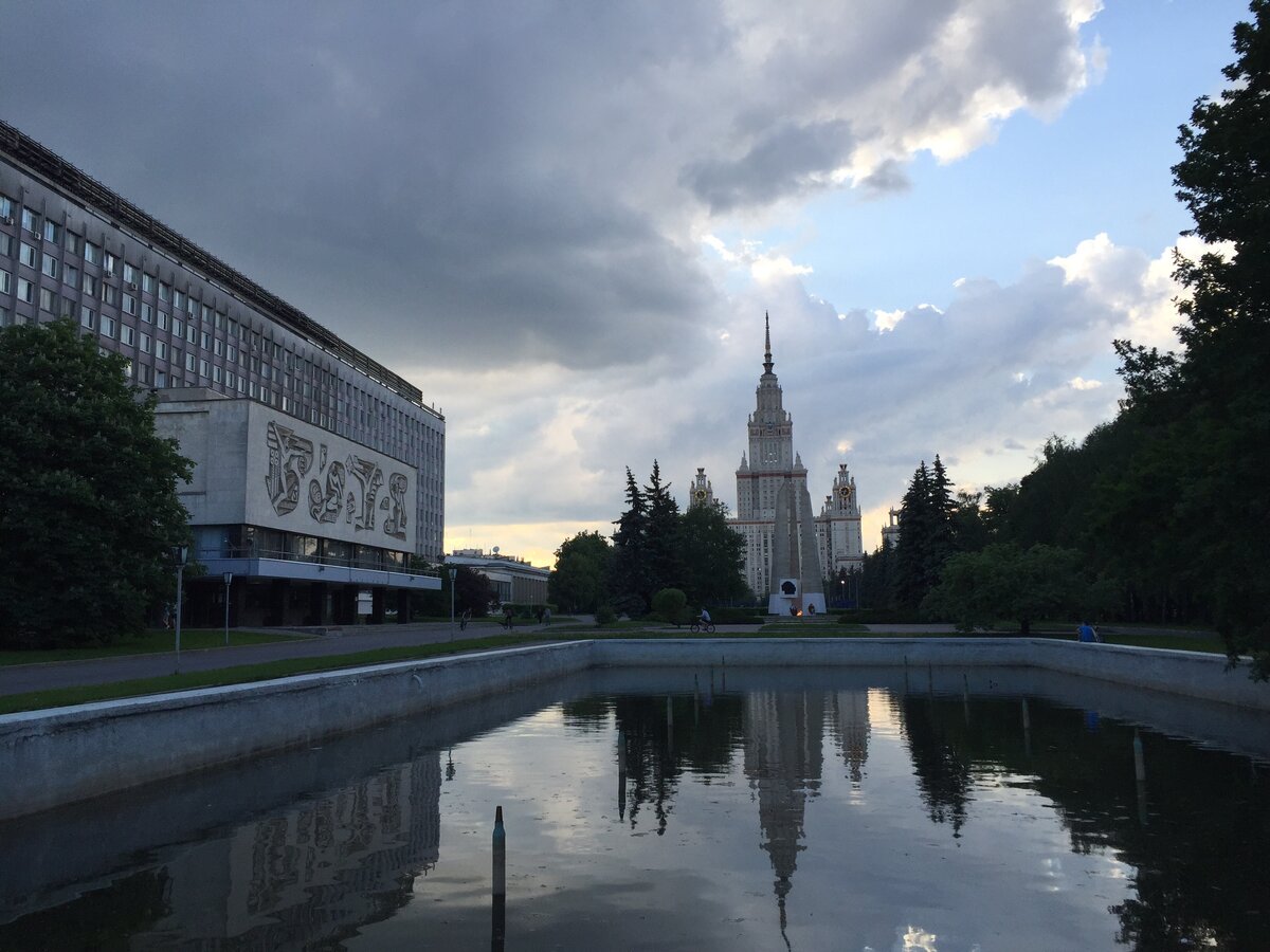 Слева - 1 гуманитарный корпус. Раньше исторический факультет «жил» здесь, здесь я училась. Теперь истфак переехал в Шуваловский корпус. Фото сделано автором 