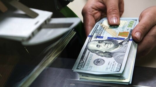 В случае регулярной потребности в больших объемах валюты имеет смысл завести брокерский счет и покупать доллары или евро на бирже. Биржевые курсы обычно выгоднее, но нужно будет платить за услуги брокера, также предусмотрена комиссия за вывод валюты на банковский счет. Некоторые кредитные организации предлагают покупку долларов и евро на бирже в качестве VIP-услуги для премиум-клиентов.