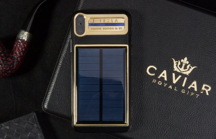 
Эксклюзивный iPhone от российских мастеров.
Не все устройства одинаково хороши, и всегда есть, что улучшить. Как никто другой об этом знают инженеры Caviar. Они не так давно взялись за разработку нового эксклюзивного iPhone, который теперь не нуждается в зарядке от сети.
