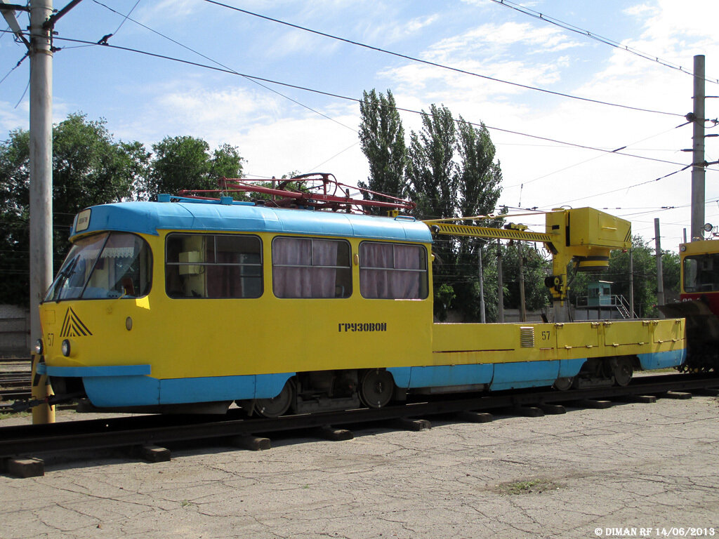 Сочетание голубого и жёлтого цвета в окраске говорит о служебном назначении вагона.