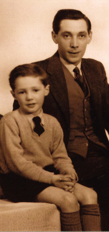 Джон Карри с отцом Джозефом Генри Карри. Фото: birminghampost.co.uk