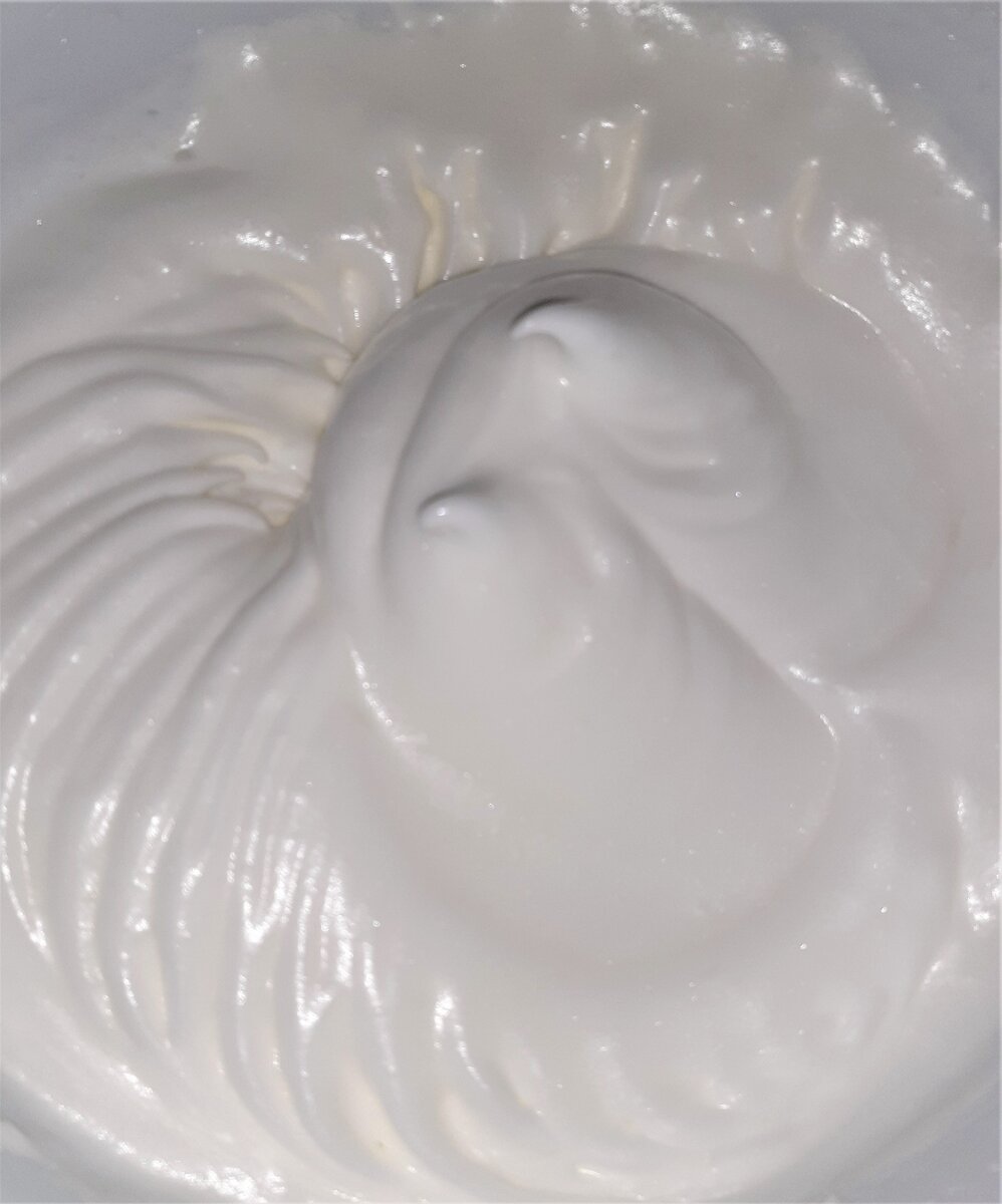 затем постепенно добавляю половину сахара и взбиваю до мягких пиков.