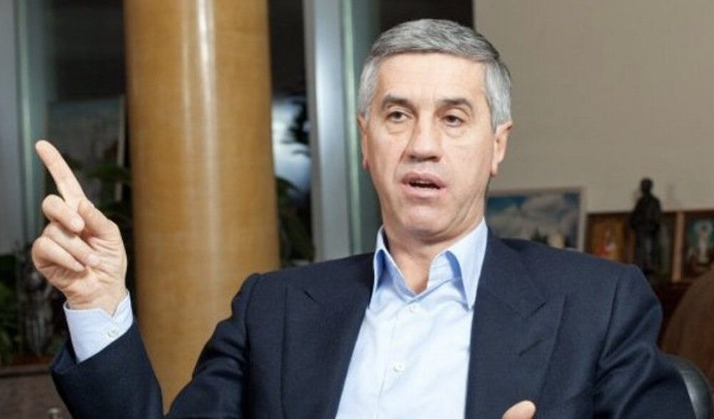 Сотрудники правоохранительных органов Красноярского края задержали бизнесмена Анатолия Быкова, который в 1990-е годы был совладельцем Красноярского алюминиевого завода. в правоохранительных органах, его подозревают в причастности к убийству, совершенному еще в 1994 году. задержали Быкова в 10:00 по местному времени.бизнесмена подозревают в организации заказных убийств участников преступных группировок Кирилла Войтенко и Александра Наумова. Последние двое были убиты 24 июля 1994 года.
Показания на Быкова дал один из бывших членов ОПГ. в задержании участвовали сотрудники МВД и ФСБ, а уголовное дело возбудил Следственный комитет.