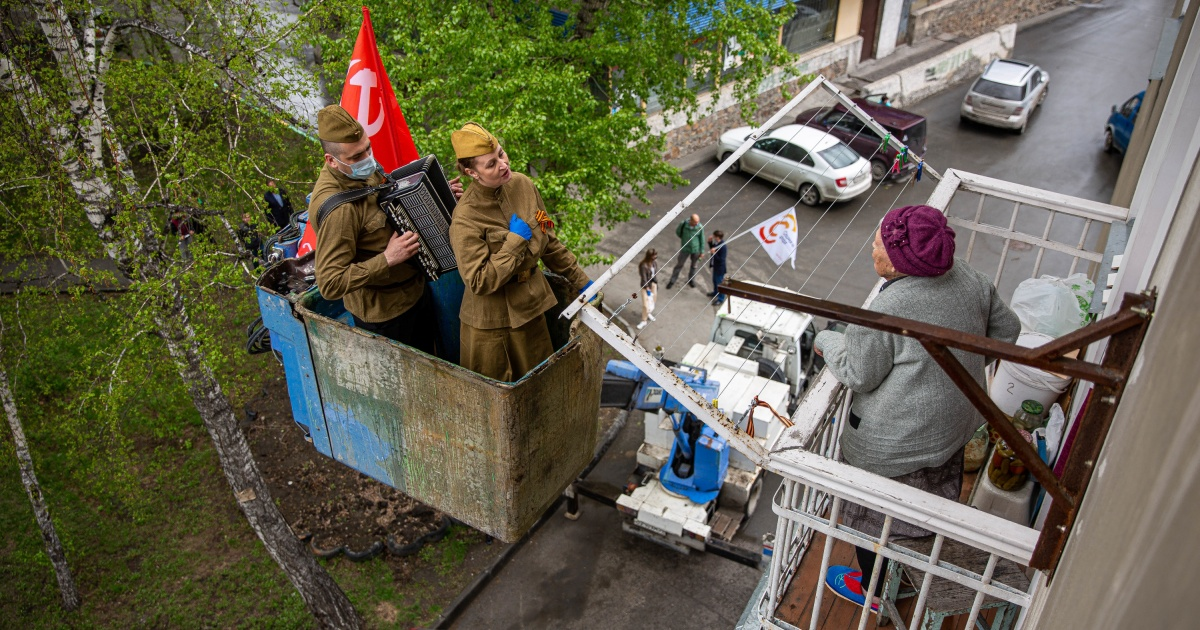 Нашли применение старому мусорному баку.